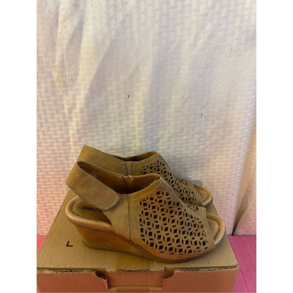 Earth Origin sandals 8.5 wedge ankle sandals Cascade Carmel cutouts beige